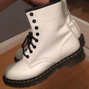 Dr Martens- Matte white